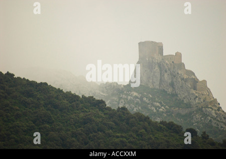 Chateau De Queribus nella nebbia, Languedoc Rousillon, Francia Foto Stock