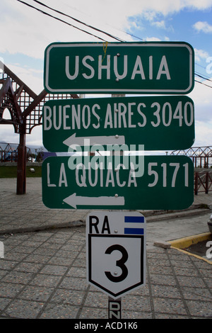 Cartello stradale in Ushuaia che mostra le distanze alla capitale Argentina a Buenos Aires Foto Stock