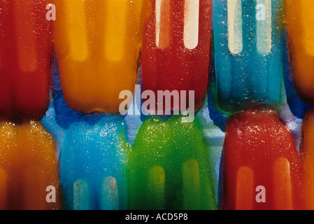Righe colorate popsicles fusione posa in calore estivo Foto Stock