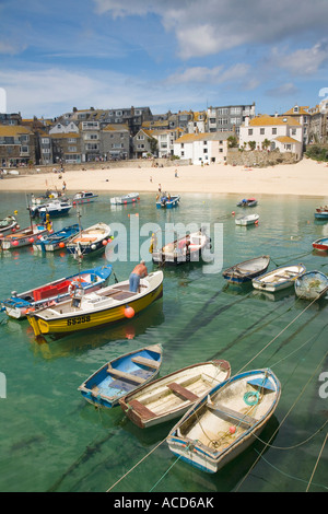 St Ives harbour porto in una soleggiata giornata d'estate South West Cornwall Inghilterra UK Regno Unito GB Gran Bretagna Isole britanniche Foto Stock