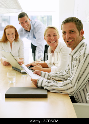 Due uomini e due donne in un ufficio. Foto Stock