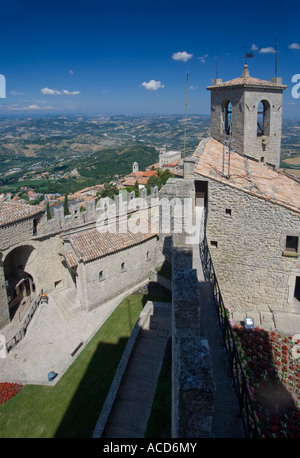 Che circonda l'Italia vista dalle mura del castello di San Marino Foto Stock