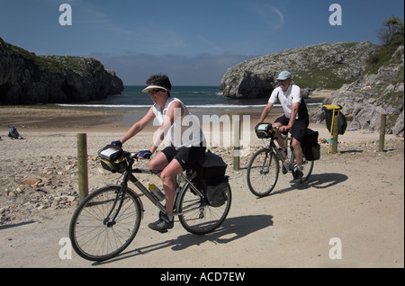 Inglese ciclisti Playa de Cuevas del Mar beach principidad de Asturias Spagna Costa Verde tra Ribadesella e Llanes Foto Stock