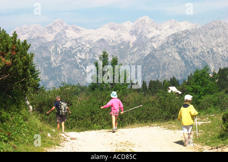 Wanderer im Almgebiet Velika planina in Steiner Alpen Oberkrain Slowenien Slovenia Foto Stock