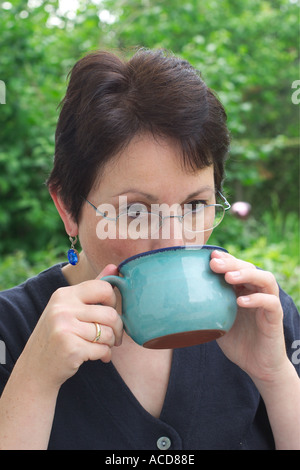 Frau mit Kaffetasse Foto Stock