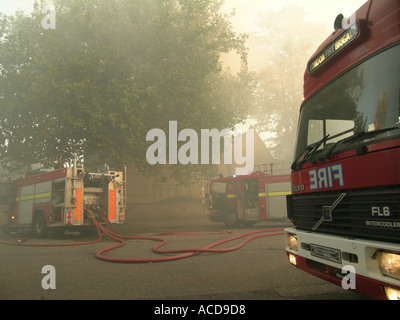 Giorno Londra Vigili del fuoco che frequentano un incendio Inghilterra Foto Stock