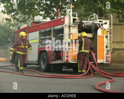 Giorno Londra Vigili del fuoco che frequentano un incendio Inghilterra Foto Stock