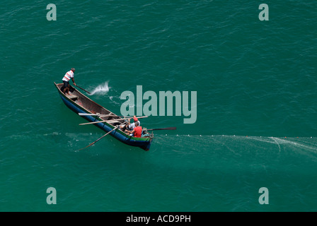 I pescatori di pesce di raccolta net la guida la secca in un angolo Arraial do Cabo città stato di Rio de Janeiro in Brasile Foto Stock