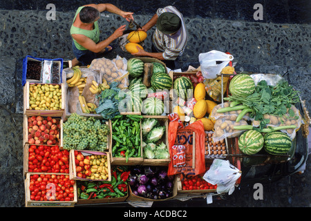 Cibo su ruote vendono lungo le strade della Sicilia off posteriore del carrello motorizzato riempito con frutta e verdura Foto Stock