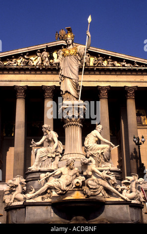 Vienna Austria Il Parlamento neoclassico storia austriaca storica statua scultura Pallas-Athene lady di giustizia Foto Stock