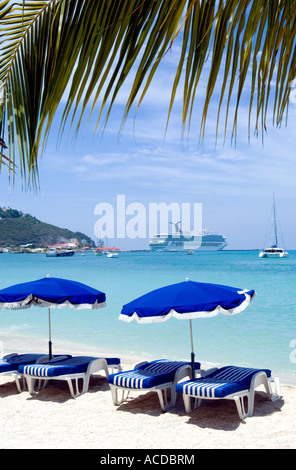 St Maarten st martin ombrelloni sulla grande spiaggia di Baia e la nave di crociera. Foto Stock