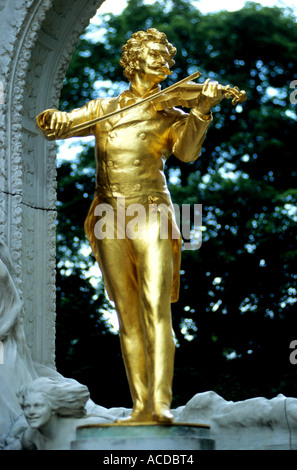 Wolfgang Amadeus Mozart Vienna Austria Ausrtian musica parco municipale statua scultura Foto Stock