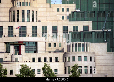 MI 6 edili nelle vicinanze del Vauxhall Bridge di Londra vicino fino Foto Stock