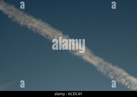 Contrail su blu Foto Stock