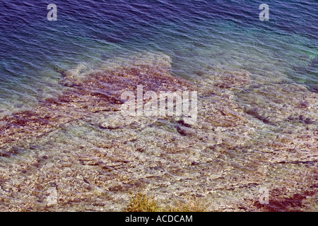 Mare sulle rocce in Thassos Island in Grecia settentrionale Foto Stock