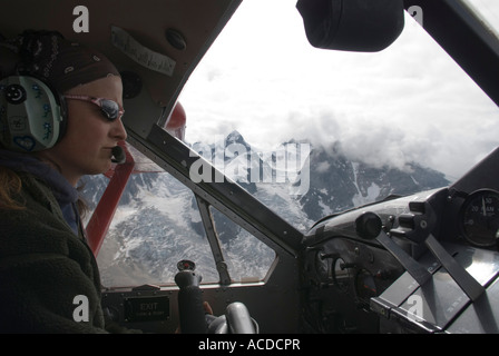 La boccola pilota Danielle battenti per Talkeetna Air Taxi oltre il ghiacciaio Pika Alaska Foto Stock