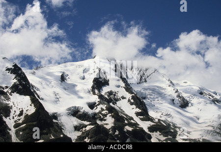 La Svizzera Neve Montagne strada al passaggio del traffico mountain pass Foto Stock