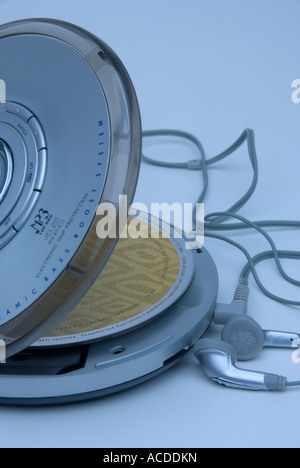 Aprire il cd portatile mp3 player con compact disc e auricolari. Foto Stock