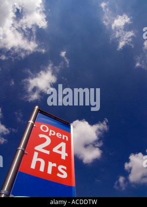 Aperto 24 ore firmare in un supermercato Foto Stock