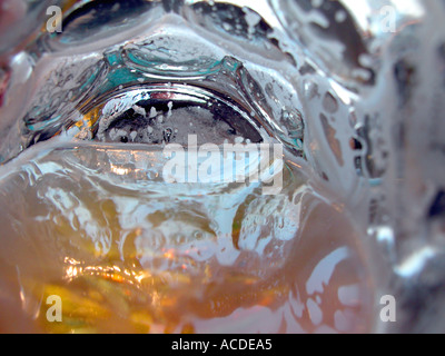 Cercare in un beerglass masskrug all'interno di un bicchiere di birra in vetro mug bavaria birra bavarese e superficie Foto Stock