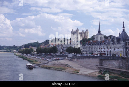 Vista panoramica della città di Saumur, sulla sponda sud del fiume Loira la Valle della Loira in Francia Foto Stock