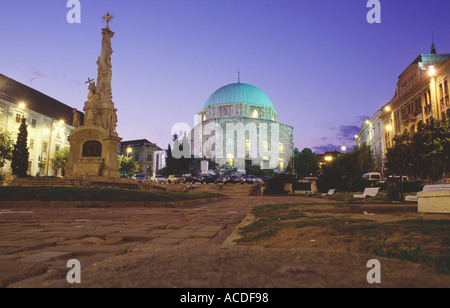 Sera colpo di Szechenyi Ter in Pecs Ungheria meridionale con una chiesa che ha iniziato la sua vita come una moschea Foto Stock