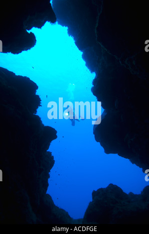 Sommozzatore esplorando caverne Yap un labirinto di tunnel naturale di avvolgimento attraverso una barriera corallina poco profonda Yap Micronesia Oceano Pacifico Foto Stock