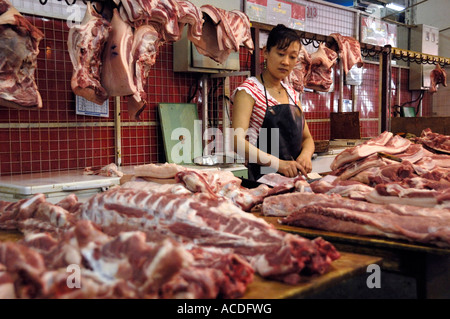 Un fornitore di maiale vende carni suine fresche in un mercato di carne a Pechino in Cina. 03 Giu 2007 Foto Stock