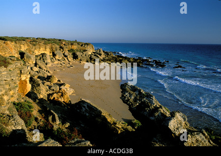 Vuoto spiaggia costa rocciosa Foto Stock
