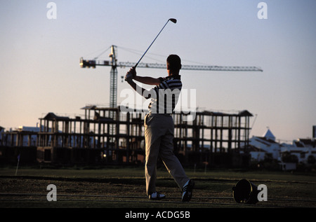 Costa ballenas giocatore di golf sul campo da golf gru utilizzate per la costruzione di case per le vacanze Foto Stock