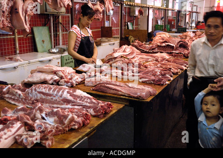 Un fornitore di maiale vende carni suine fresche in un mercato di carne a Pechino in Cina. 03 Giu 2007 Foto Stock