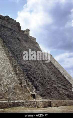 Geografia / viaggio, Messico, Uxmal, Piramide del Adivino (piramide del mago), particolare: Grandi scale, vista esterna, Foto Stock