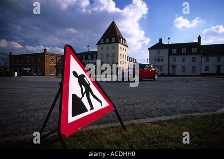 Cartello stradale sulla Poundbury station wagon nella città di Dorchester Dorset County Inghilterra REGNO UNITO Foto Stock