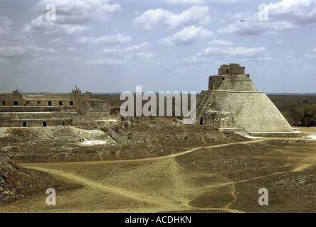 Geografia / viaggio, Messico, Uxmal, costruito circa 600 DC, città maya, stile puuc, panoramica con Piramide del Adivino (piramide del mago), vista esterna, Foto Stock
