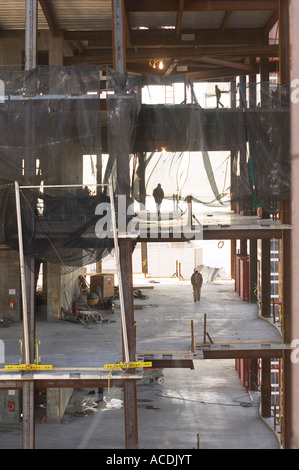 Edificio in costruzione con il lavoratore gli uomini camminare su piani diversi, Philadelphia, in Pennsylvania, STATI UNITI D'AMERICA Foto Stock