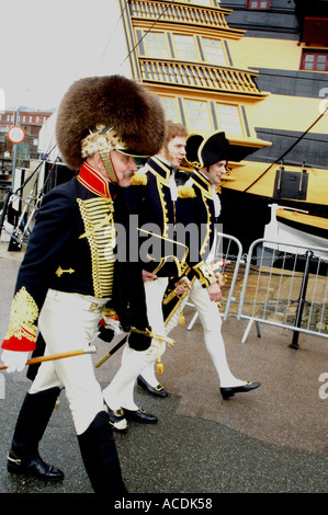 Naval uniformi sul display accanto HMS Victory Royal Base Navale di Portsmouth Inghilterra Hampshire Regno Unito Regno Unito Gran Bretagna GB E Foto Stock