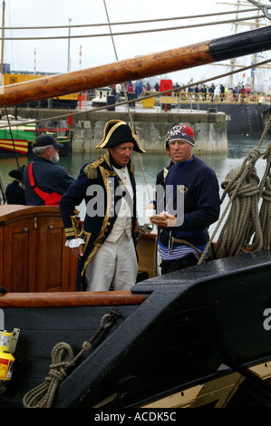 Naval uniformi sul display accanto HMS Victory Royal Base Navale di Portsmouth Inghilterra Hampshire Regno Unito Regno Unito Gran Bretagna GB E Foto Stock