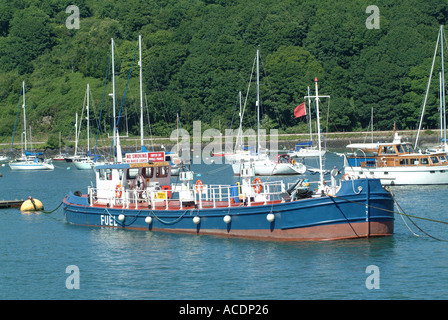 Il rifornimento di carburante barcone sul fiume Dart a Dartmouth Devon England Regno Unito Regno Unito Foto Stock