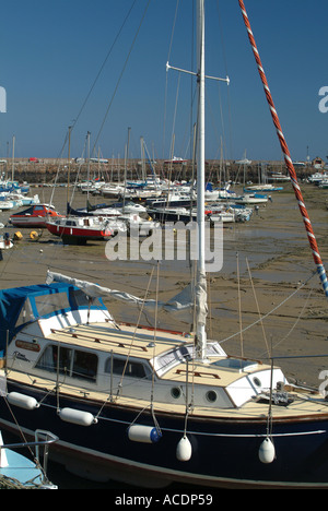 Barche e yacht ormeggiati a St Aubins Harbour Jersey Isole del Canale Foto Stock