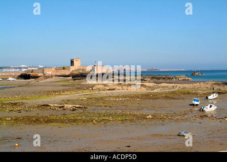 St Aubins Fort nella baia di St Helier in background Jersey Isole del Canale Foto Stock