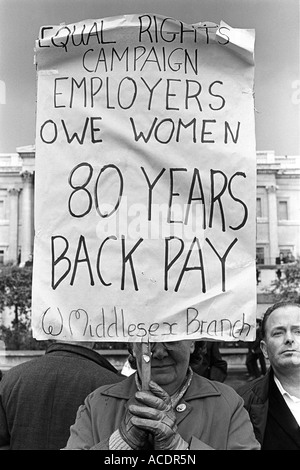 La parità di diritti delle donne di campagna domanda pari retribuzione per pari lavoro dimostrazione Trafalgar Square Londra 1968 1960S UK HOMER SYKES Foto Stock