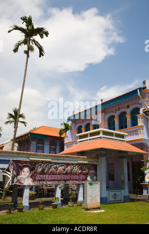 Tradizionale dipinto in maniera colorata ornati in vecchio edificio nel quartiere etnico con un albero di palma davanti Little India di Singapore Foto Stock