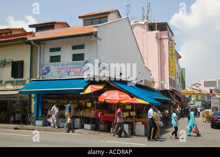 Pressione di stallo di frutta in angolo colorato in bottega Serangoon Road Little India di Singapore Foto Stock