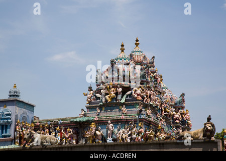 Sri Veeramakaliamman dettaglio del tempio dedicato alla dea Kali con colorate divinità Indù nel quartiere etnico Little India Foto Stock