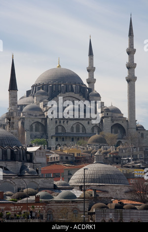 La Moschea di Suleymaniye visto dalla Torre di Galata attraverso il Bosforo ad Istanbul in Turchia Foto Stock