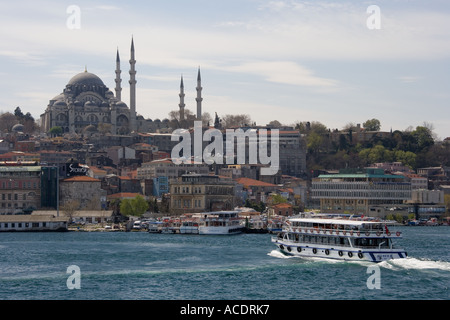 La Moschea di Suleymaniye visto dalla Torre di Galata attraverso il Bosforo ad Istanbul in Turchia Foto Stock