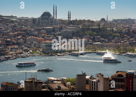 La Moschea di Suleymaniye visto dalla Torre di Galata attraverso il Bosforo ad Istanbul in Turchia Foto Stock