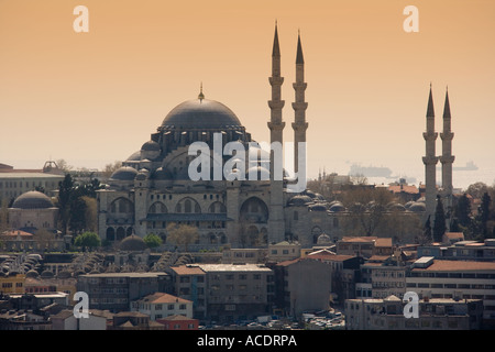 La Moschea di Suleymaniye visto dalla Torre di Galata attraverso il Bosforo a Istanbul in Turchia Foto Stock