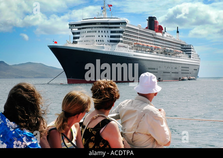 La Queen Mary 2 ocean liner all'ancoraggio, vista dalla gara con partenza in barca a terra Foto Stock