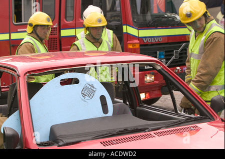 Casualty schermo essendo utilizzato per proteggere un incidente di macchina vittima in uno scenario di addestramento congiunta per i servizi di emergenza Foto Stock